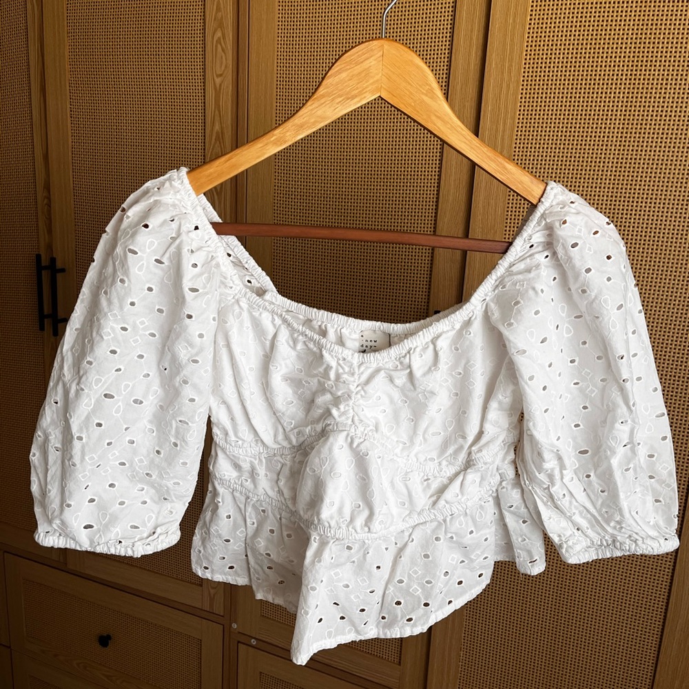 White Cropped Blouse with Puff Sleeves and Ruffled Details